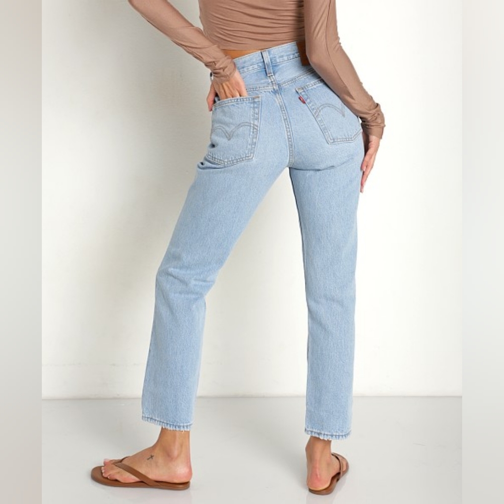 NWT Levis wedgie straight. Size 23